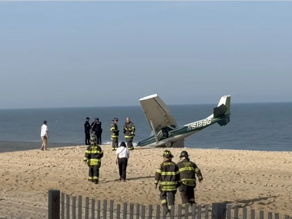 Aterrizaje de emergencia: guía rápida para salir andando, avioneta posada en una playa